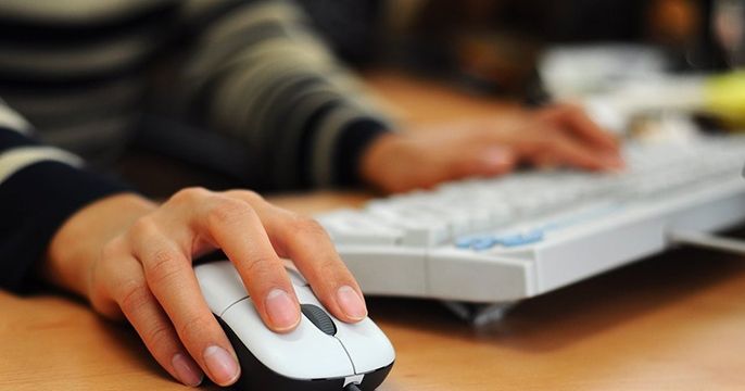 Các thiết bị vào của máy tính bao gồm những gì?