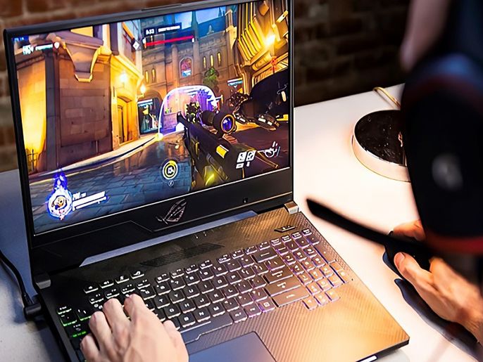 Giải đáp có nên vừa sạc vừa dùng laptop không? Cách sạc pin laptop hiệu quả
