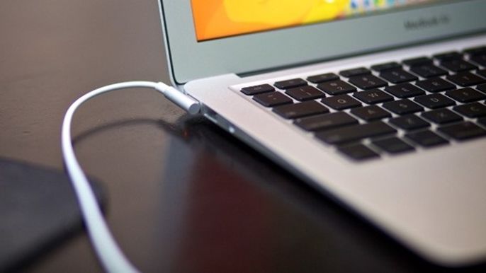 Giải đáp có nên vừa sạc vừa dùng laptop không? Cách sạc pin laptop hiệu quả
