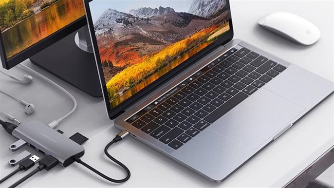 Giải đáp có nên vừa sạc vừa dùng laptop không? Cách sạc pin laptop hiệu quả