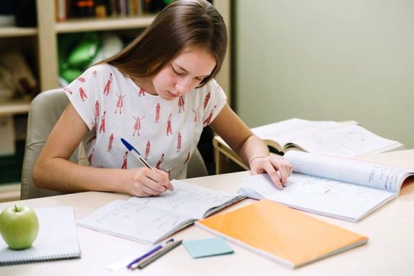 NÊN CHO BÉ HỌC TIẾNG ANH TRUNG TÂM HAY TỰ HỌC Ở NHÀ?