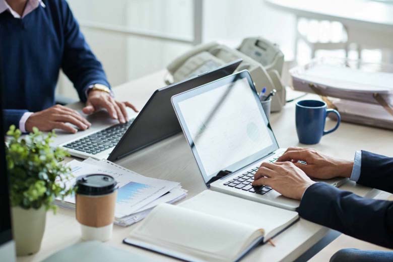 Để học tập và làm việc thì nên mua laptop hay PC?
