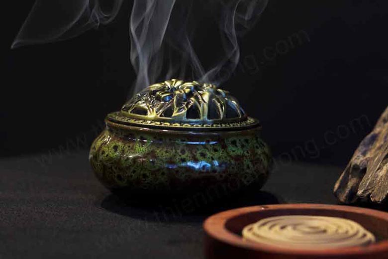 Có nên đốt trầm hương trên bàn thờ không?