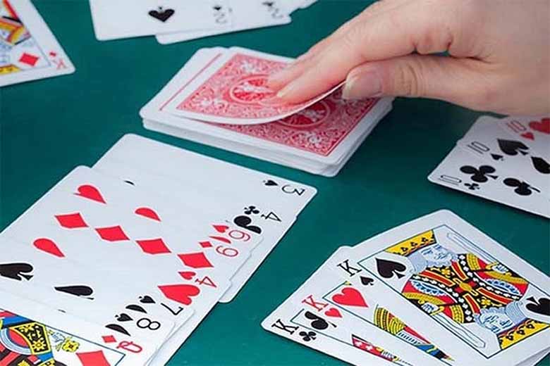 Bài Phỏm Là Gì? Hướng Dẫn Chi Tiết Cách Chơi Và Mẹo "Hạ Gục" Đối Thủ